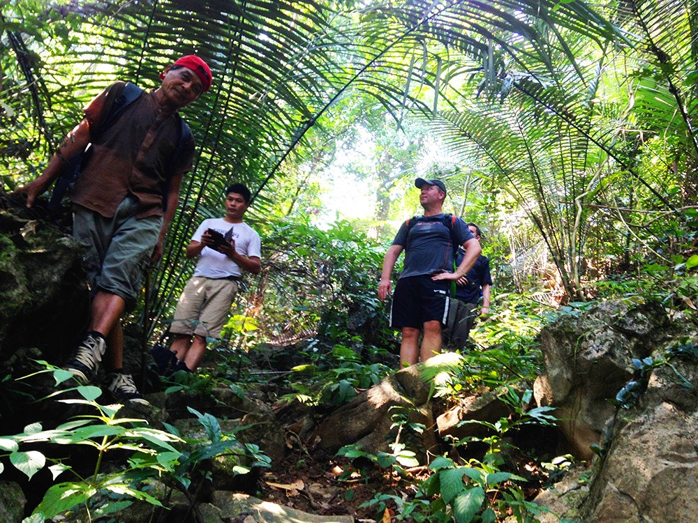 FRODIG: Jungelstien ned mot Pón var bratt, våt og glatt. I regnvær ville det vært galskap å sette utfor her. Foto: Øyvind Sveen og Ivan Timberland. FRODIG: Jungelstien ned mot Pón var bratt, våt og glatt. I regnvær ville det vært galskap å sette utfor her. Foto: Øyvind Sveen og Ivan Timberland.