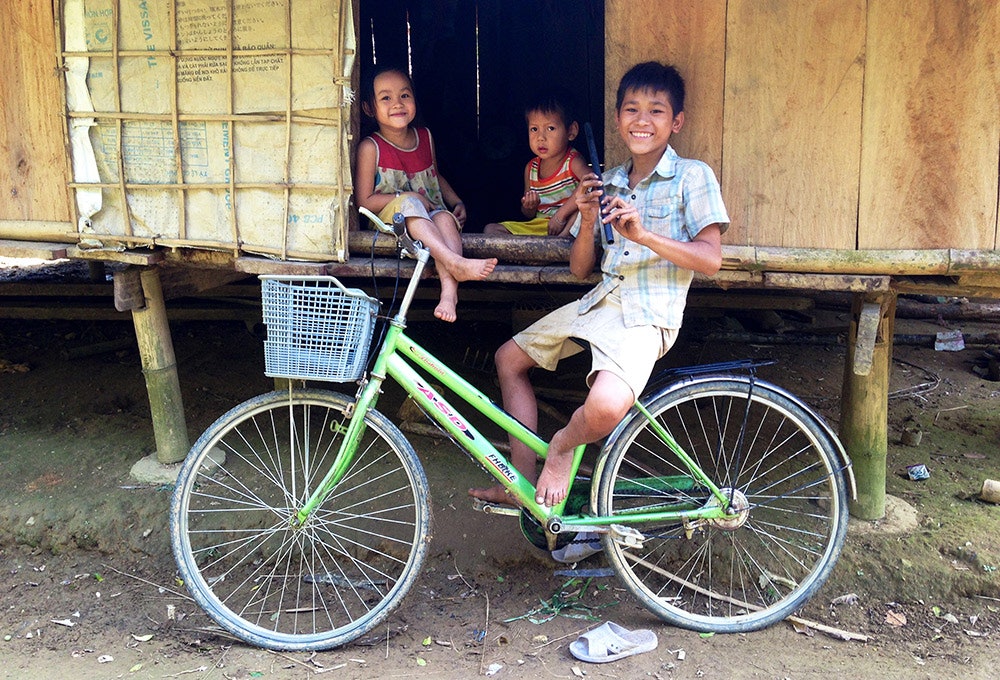 BLIDE BARN: Smilet sitter løst når vandrende turister som oss kommer forbi. Foto: Øyvind Sveen og Ivan Timberland. BLIDE BARN: Smilet sitter løst når vandrende turister som oss kommer forbi. Foto: Øyvind Sveen og Ivan Timberland.