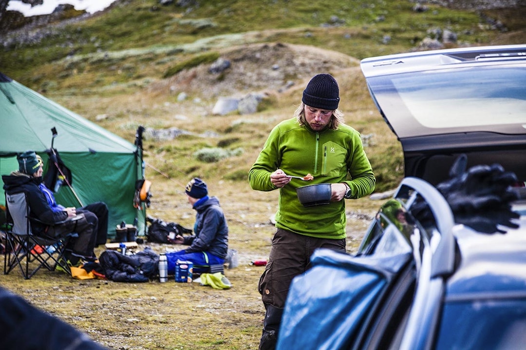 MIDDAG: Joakim Danielsson stapper i seg et velfortjent måltid etter en hel dag på breen. Foto: Martin Olson