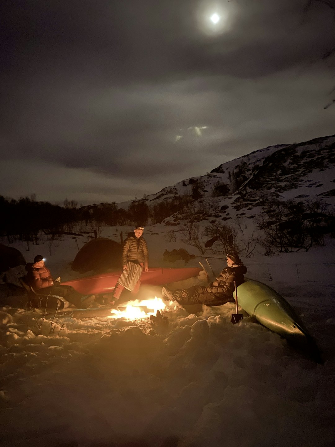 KVELDSKOS: Leirliv og bål på Helgøya i slutten av mars. Foto: Tor Wigum Troms på langs med ski og kajakk