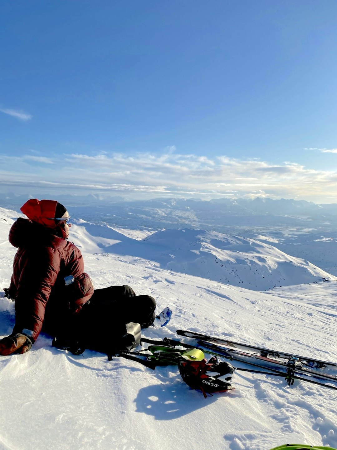 LIVETS GODER: Solmeditering og speiding på toppen av Simavikryggen på Ringvassøya. Foto: Tor Wigum troms-på-langs-foto-tor-wigum