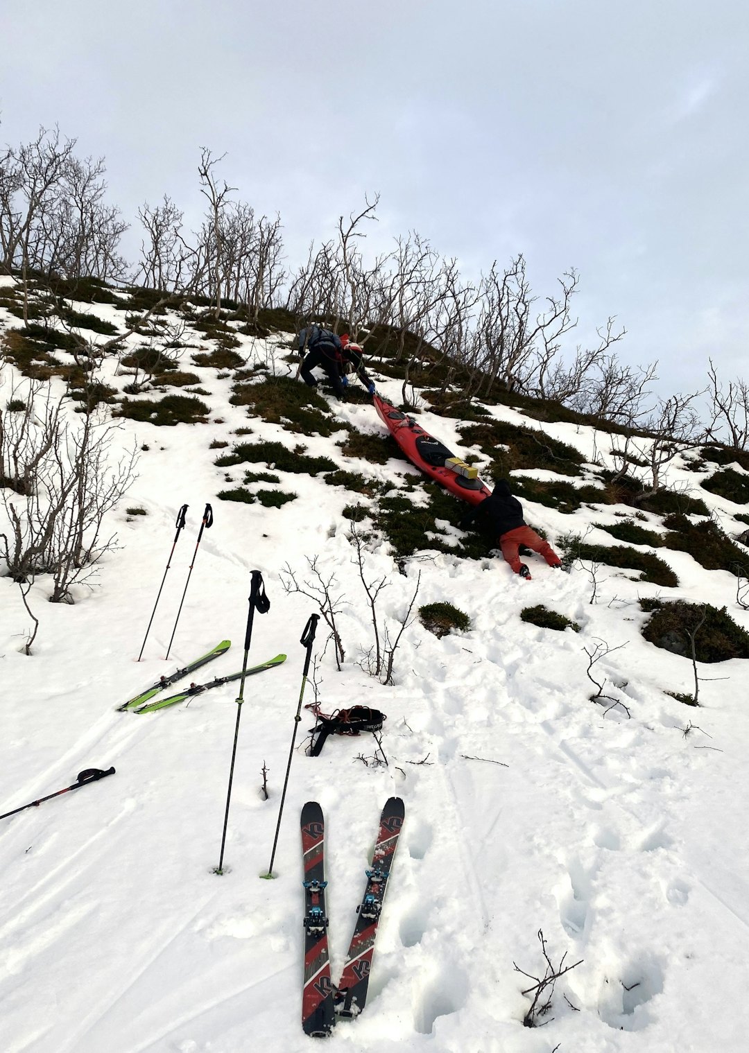 KNOT: Det finnes utvilsomt enklere måter å komme seg fram i terrenget på. Foto: Tor Wigum troms på langs med ski og kajakk