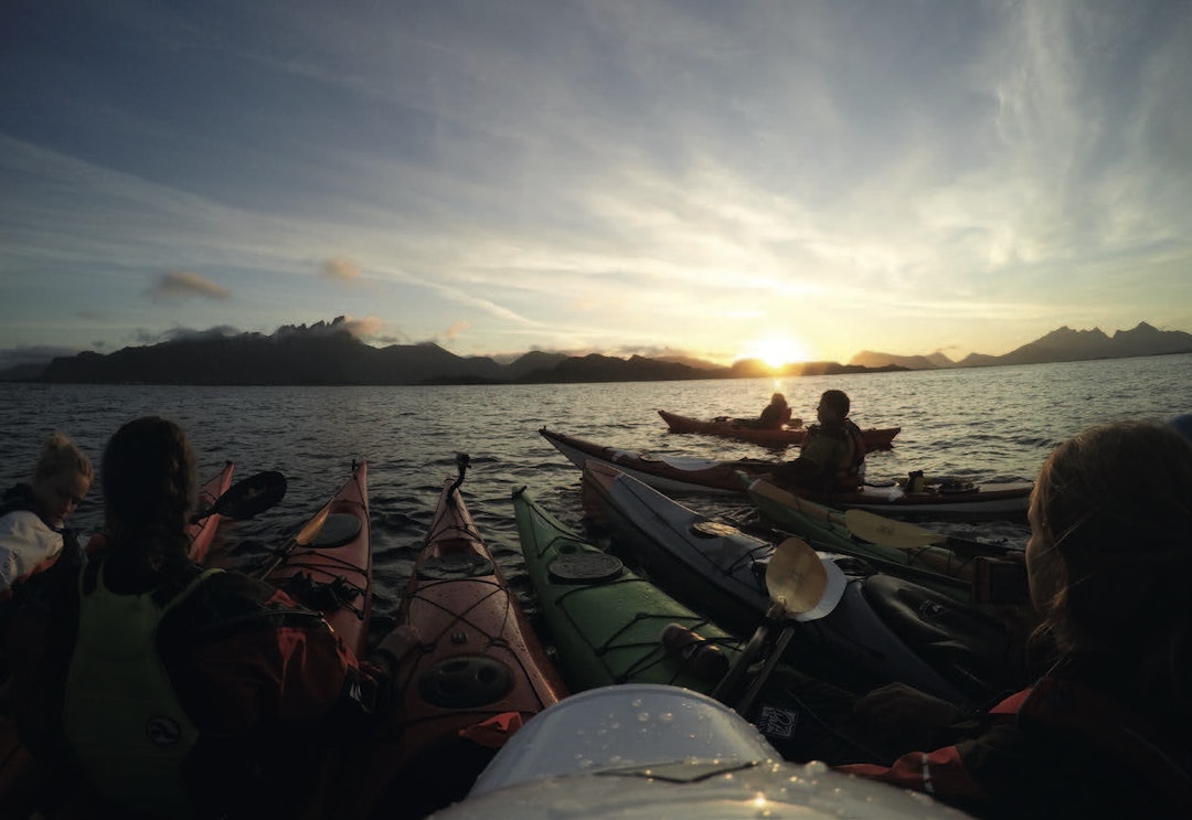 SAMLET GJENG: Før vi legger ut på kryssing av fjorden, samles troppene. Greit å huske ta 12 kilometer kan være ca. to timers padling! Foto: Kristoffer Vandbakk