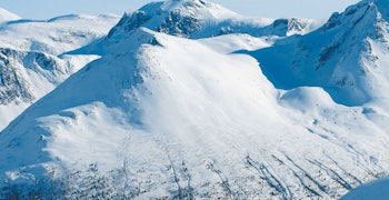Vestsiden på Hurrungen. Hovedtoppen til venstre. Om du vil kjøre ned «Kanalen» gå du til toppen til høyre. Vestsiden på Hurrungen. Hovedtoppen til venstre. Om du vil kjøre ned «Kanalen» gå du til toppen til høyre.