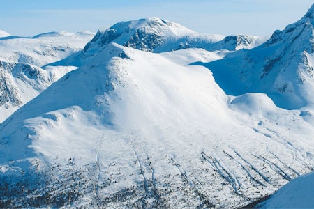 Vestsiden på Hurrungen. Hovedtoppen til venstre. Om du vil kjøre ned «Kanalen» gå du til toppen til høyre. Vestsiden på Hurrungen. Hovedtoppen til venstre. Om du vil kjøre ned «Kanalen» gå du til toppen til høyre.