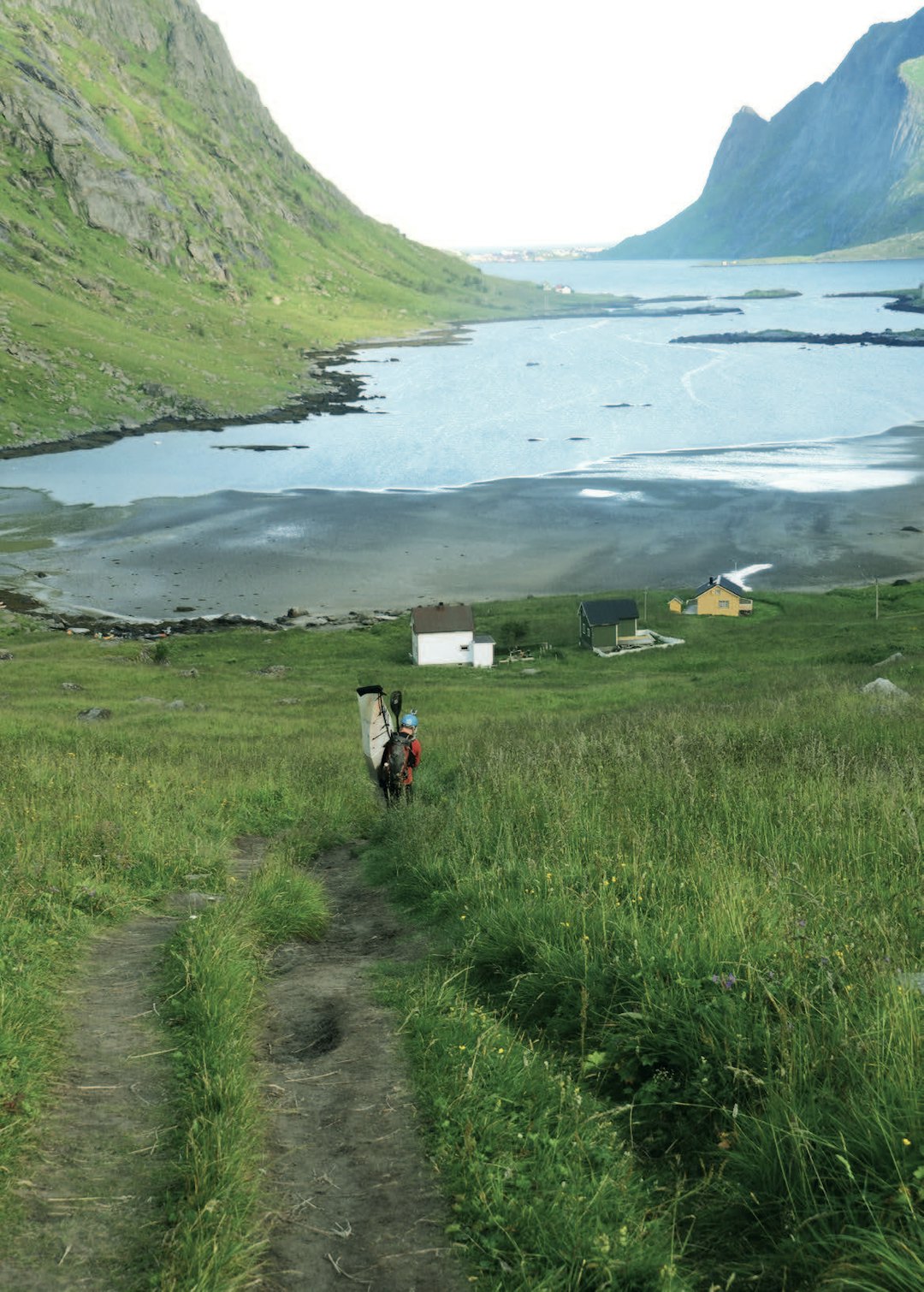 REINEFJORDEN: Tidevannet snur hver sjette time, og kan føre til lengre bæring av kajakken. Her er Tomasz Furmanek på vei over heia til Bunesstranda, med sin bærbare kajakk på ryggen. REINEFJORDEN: Tidevannet snur hver sjette time, og kan føre til lengre bæring av kajakken. Her er Tomasz Furmanek på vei over heia til Bunesstranda, med sin bærbare kajakk på ryggen.