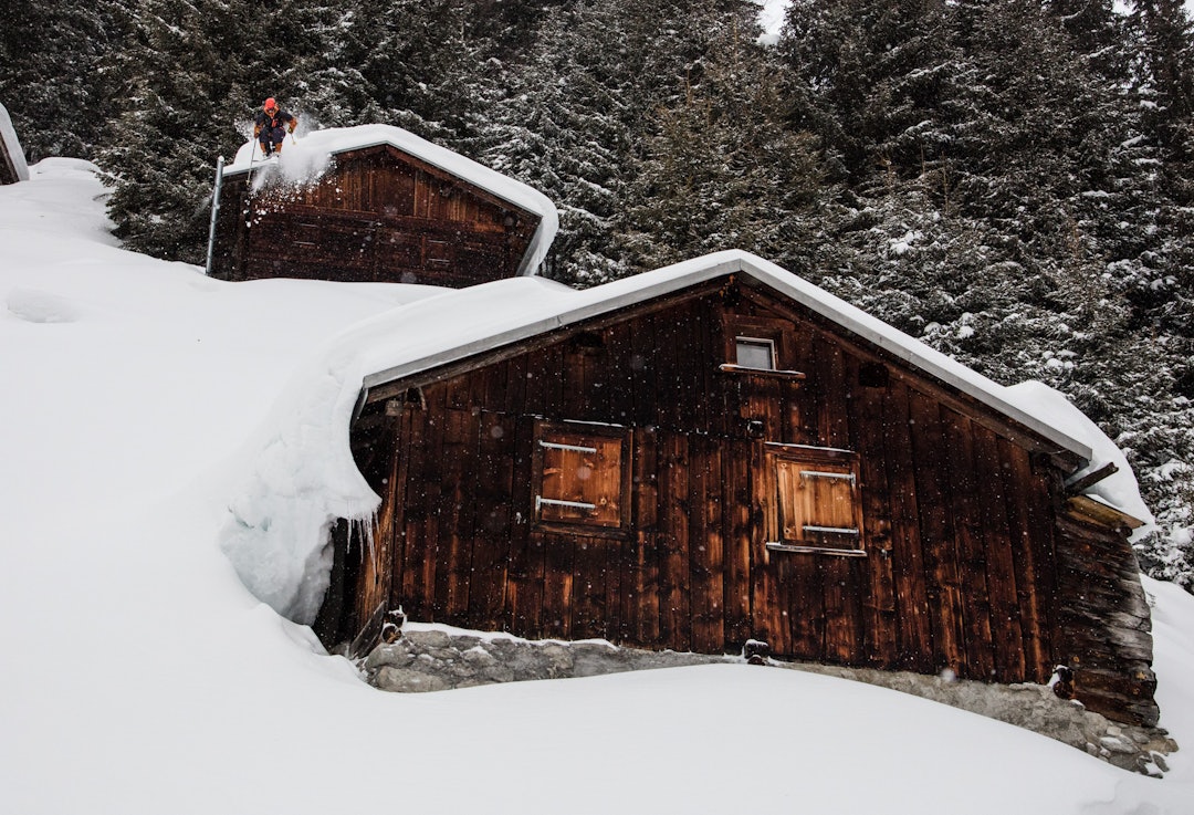 OGSÅ EN HØKKER: Selv om han er veldig kjent for det, er det ikke nødvendigvis sånn at han MÅ ta backflip ut alt han hopper, selv om Dennis selv mener det ofte er enklere enn å hoppe «vanlig». Bilde: Bård Gundersen OGSÅ EN HØKKER: Selv om han er veldig kjent for det, er det ikke nødvendigvis sånn at han MÅ ta backflip ut alt han hopper, selv om Dennis selv mener det ofte er enklere enn å hoppe «vanlig». Bilde: Bård Gundersen
