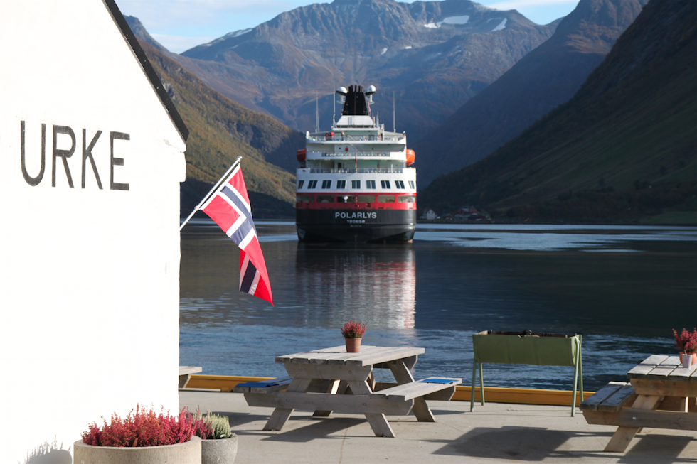 FERSK SJØVEI: Hjørundfjorden er nå en del av Hurtigrutens konsept, da selskapet for første gang på over 20 år endret ruteplanen til «verdens vakreste sjøreise». FOTO: Hurtigruten ASA