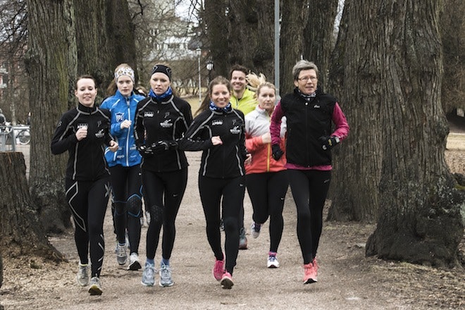 LØPEGRUPPE: Ingrid Kristiansen i Frognerparken sammen med Frederikke Røsberg Gjerde, Thor Henrik Hagen, Kari Brunvoll, Karina Kolden, Sara Hornes, Camilla Hettland og Jeanette Rasmussen. Foto: Christian Rølle Ingrid_K03_Rølla
