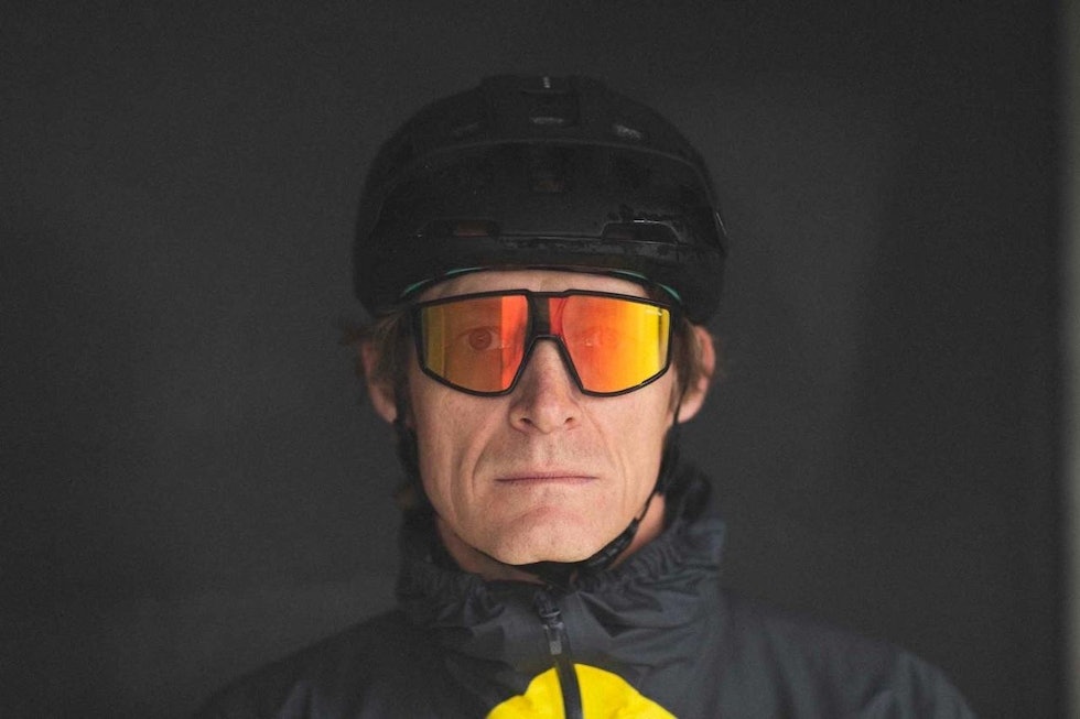 GULL-BRILLER: Julbo Fury er de eneste brillene i testen med speil i glassene. Foto: Kristoffer H. Kippernes Julbo Fury Reactive 1-3 solbrille