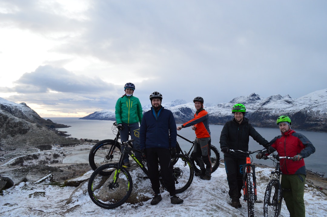 NOTS Lofoten: Beate Grøterud, Jørn Hanssen, Bjørn-Ståle Larsen, Jonas Aksmo og Tryggve Christiansen. Foto: NOTS Lofoten NOTS Lofoten Beate Grøterud Grøterud , Jørn Hansseb, bjørn-Ståle Larsem, Jonas Aksmo og Tryggve Christiansen - Foto NOTS Lofoten 1400x933