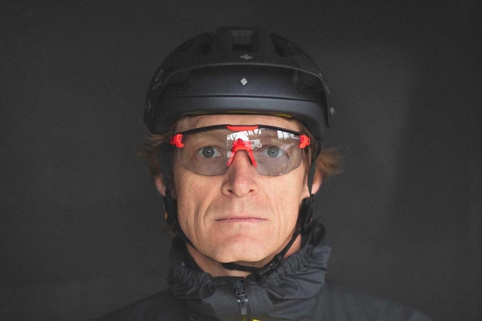 ULTIMATE? Julbo Ultimate har tradisjonell sykkelbrille-design og fleksible ørestenger. Foto: Kristoffer H. Kippernes Julbo Ultimate Reactive 0-3
