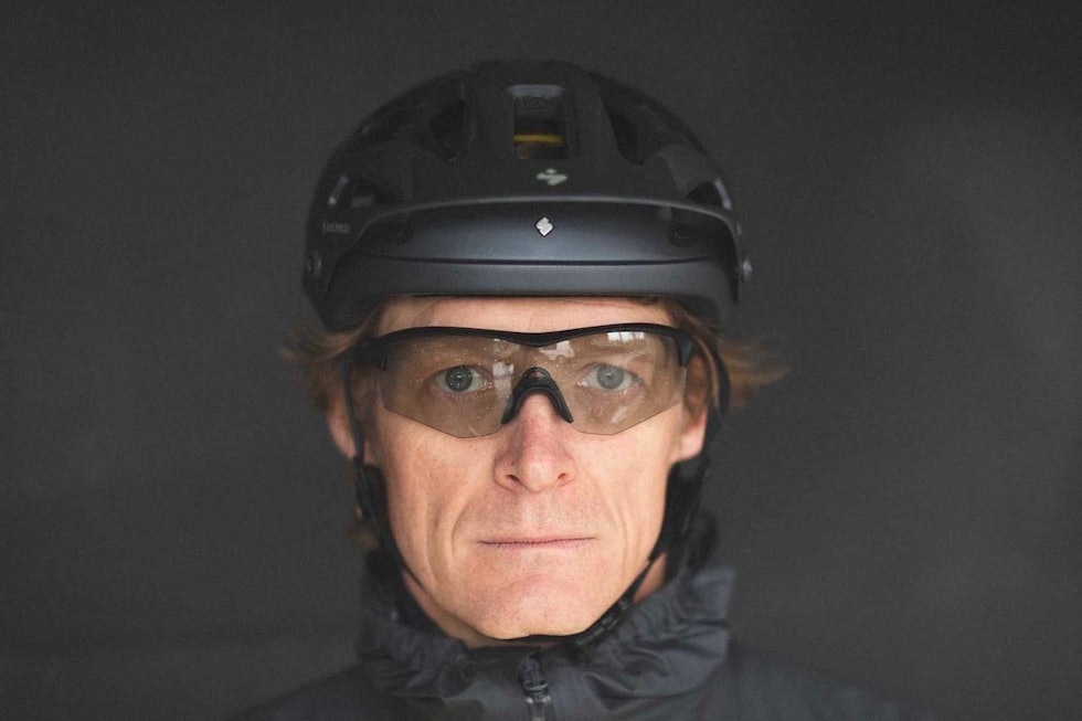 GIRA PÅ BRILLER: Shimanos briller har klare glass som titter tett, uten å dekke nedover kinnene. Foto: Kristoffer H. Kippernes Shimano Spark solbrille