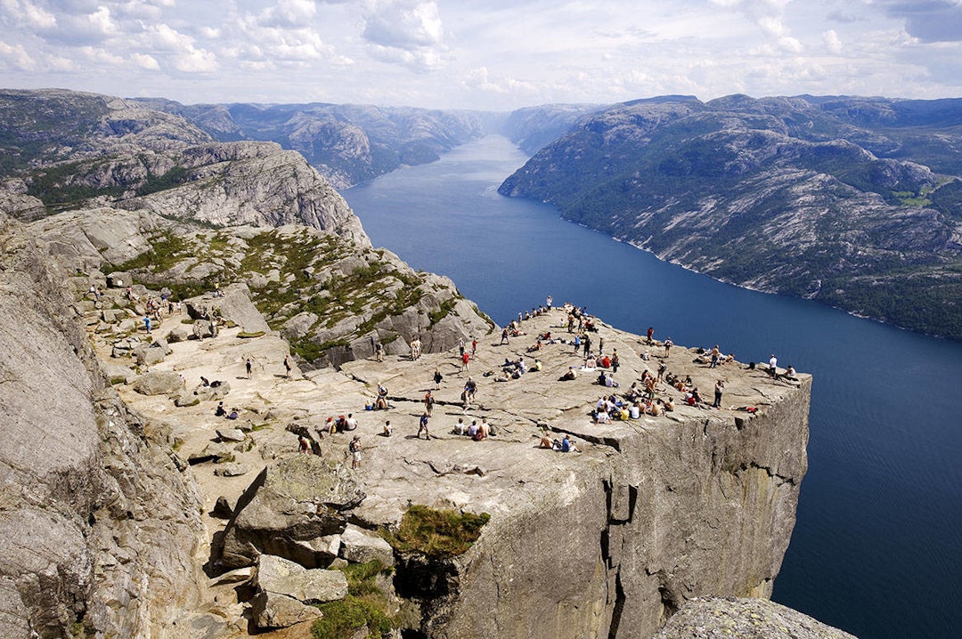 FJELLVAKT: Det strider mot norsk friluftslivstradisjon, men fjellvakter er det eneste som funker for å hindre at masseturisme til fjells fører til masse redningsaksjoner. Foto: Foto: Hemis/Scanpix