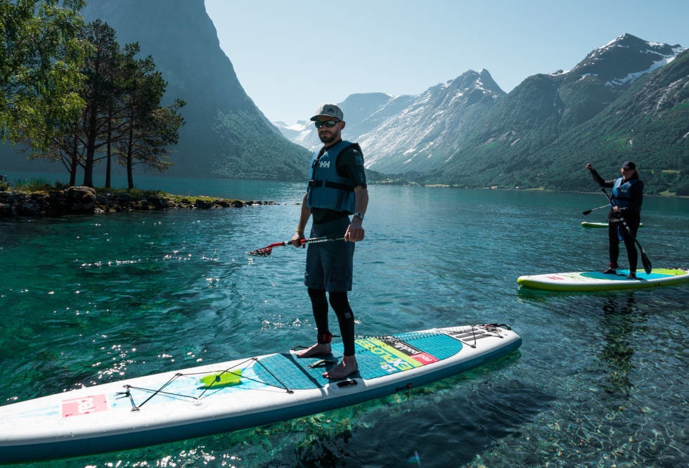 SUPing ved Stryn under fjorårets Strynefestival. Foto: Hallgeir Thorbjørnsen SUP Stryn Norge utleie guide utemagasinet