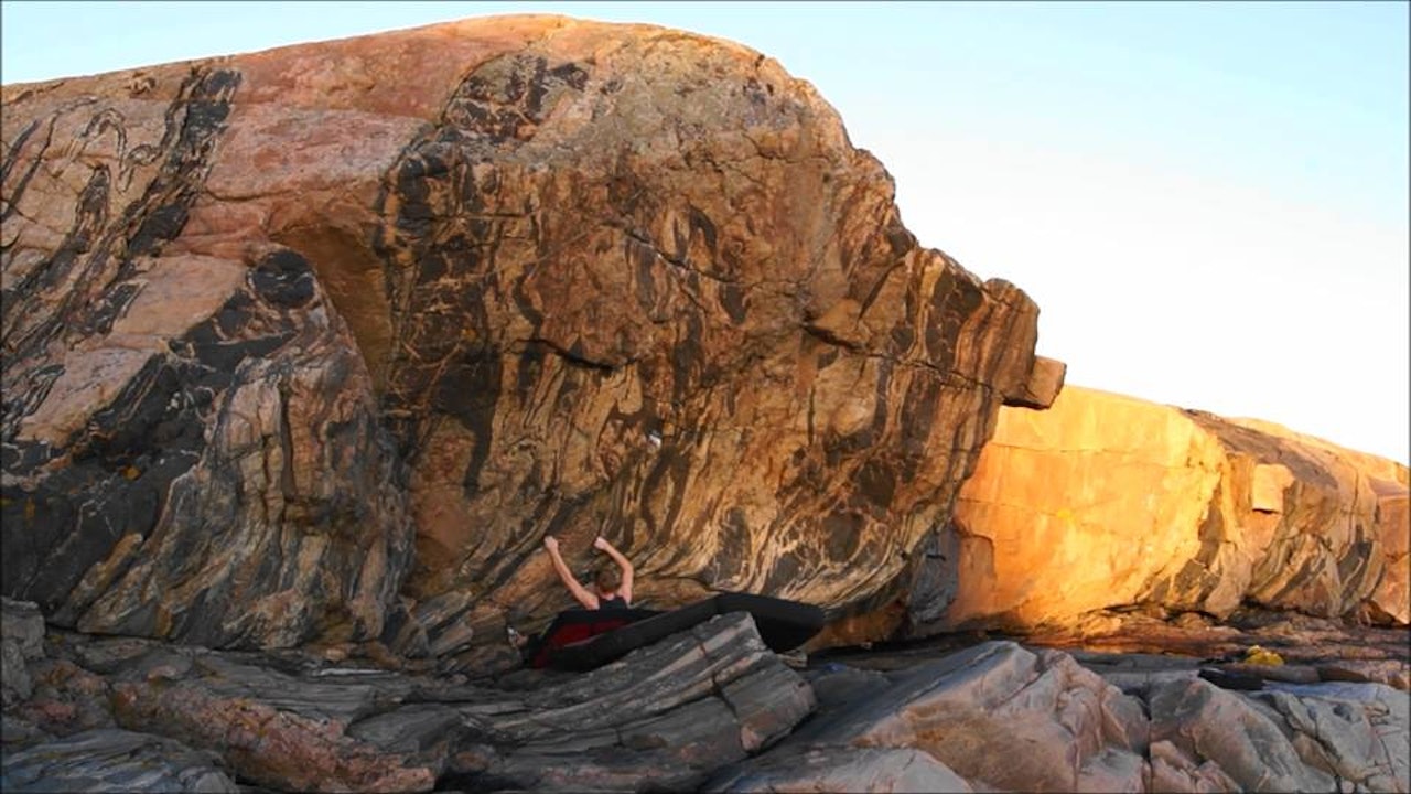 buldring klatrer på stein med krasjpad