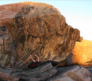 SYDENSTEMNING: Ole Johnny Sandvik sitter foran Slapper Direct (7A) Foto: Ole Johnny Sandvik buldring klatrer på stein med krasjpad