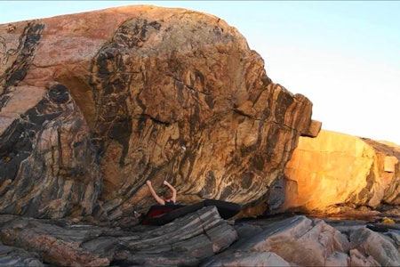 buldring klatrer på stein med krasjpad