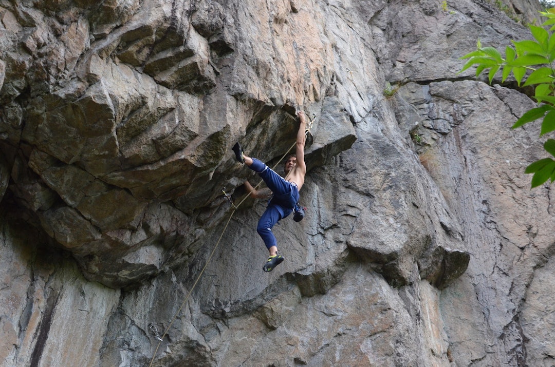 KVINESDAL: Ruben Nordås i cruxet på Silverback 8-.Ruta er beskrevet i Sørlandet Rock. Foto: Kvinesdal Rock Club Ruben Nordås i curxet på Silverback 8-