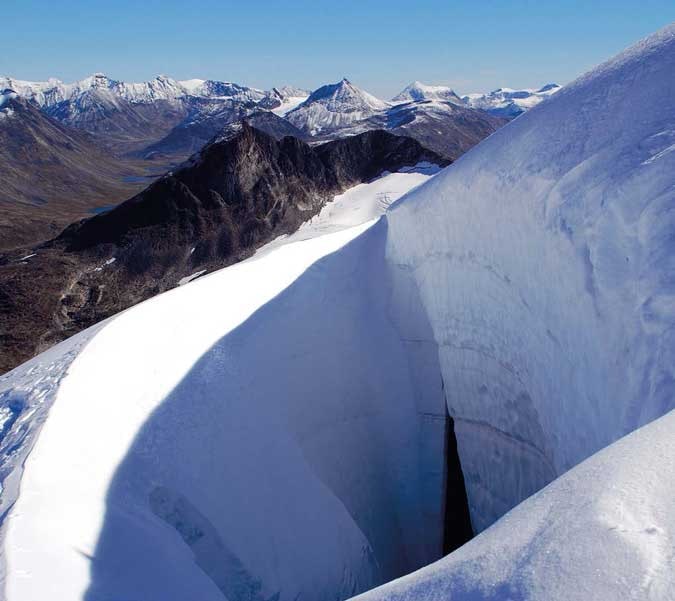 Sprekkene kan bli opptil 30 meter dype. Sprekkene kan bli opptil 30 meter dype.