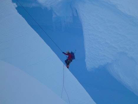  Forsering av bresprekken på vei opp Topp 1333 m (Foto B. Riis-Johannessen)