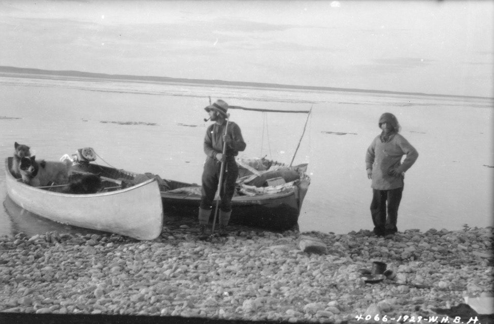Hjalmar Dale (th.) på Thelon River sommeren 1929. Han ble første hvite mann som padlet hele denne elva. Kanoen bygde han selv av vierkratt, seilduk og hundeskinn. Foto: W.H.B. Hoare / Library and Archives Canada