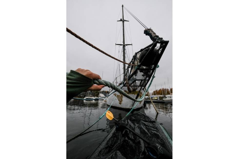 TETT PÅ: På grunn av den flat bunn, lav vekt og kort lengde er packrafter herlige leketøy for å utforske trange havner. Foto: Axel Munthe-Kaas Hærland