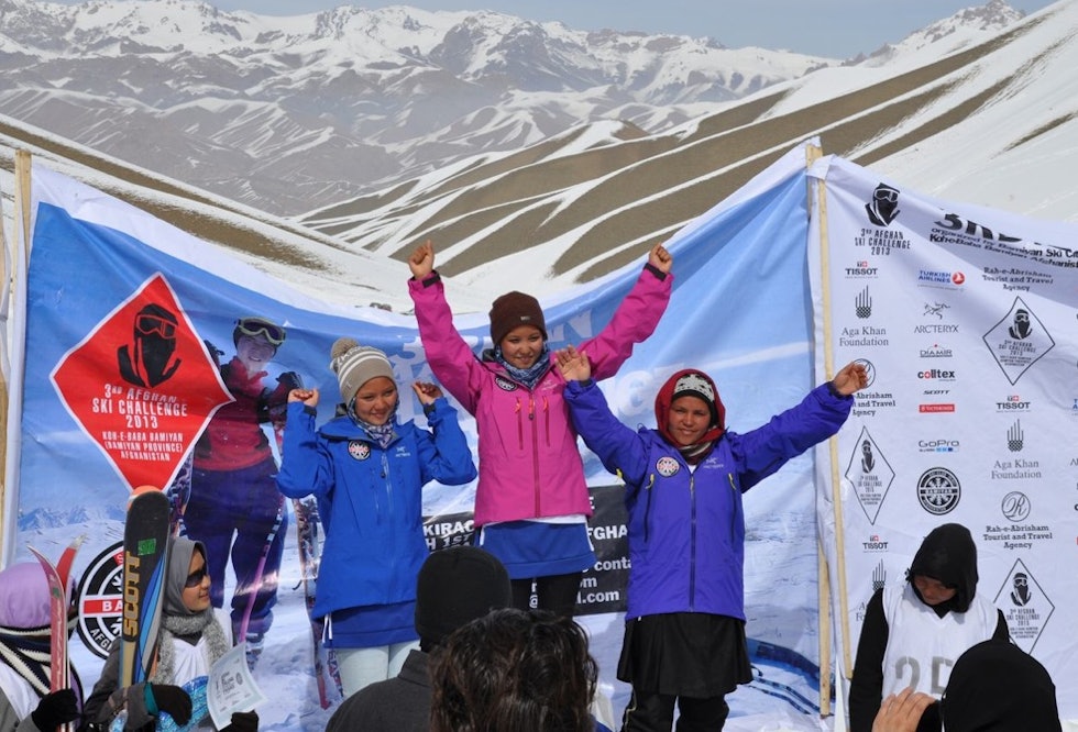 Historiske jenter etter tidenes første skiløp for jentene i Bamiyan. Foto: Mads Drange 