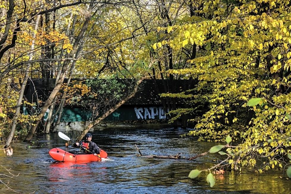 JUNGEL: Det kilometer-lange partiet mellom strykene i Nydalen og Treschows Gate byr på real jungelfølelse. Foto: Axel Munthe-Kaas Hærland akerselva packraft