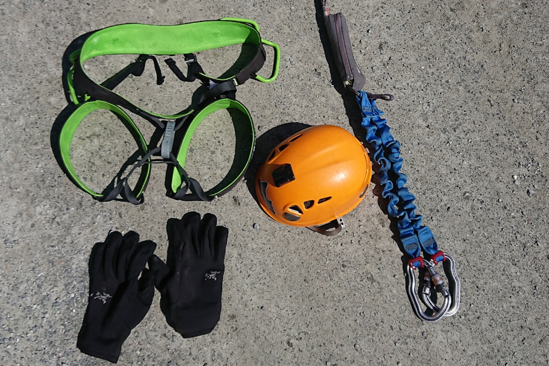 Slyngen til høyre er spesialutstyr for Via Ferrata. Foto: Adam Tumidajewicz petzl scorpio via ferrata norge utstyr utemagasinet