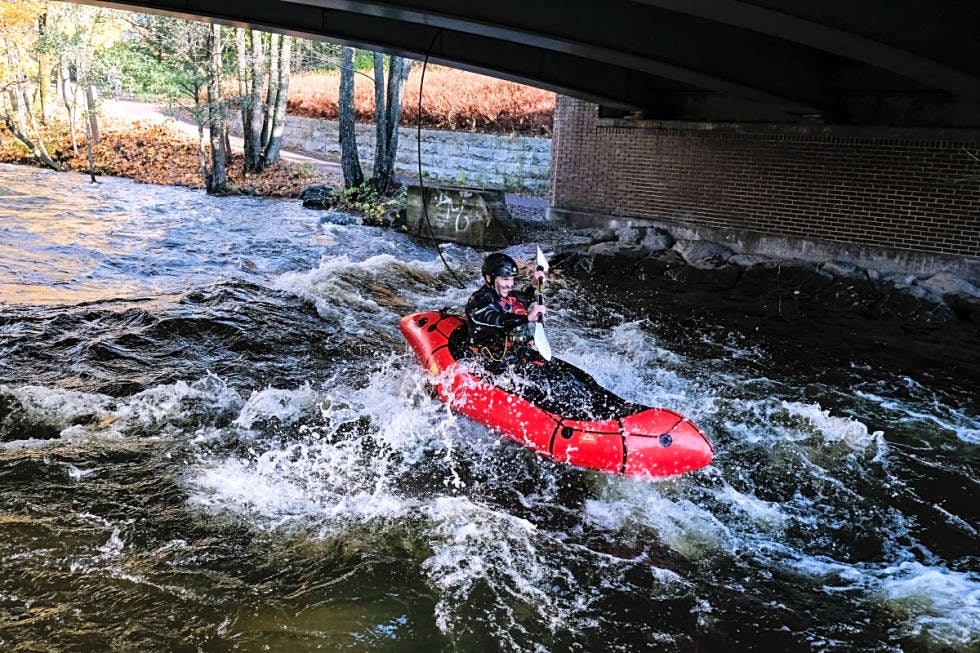 FOSSEFALL: Vannstanden og hastigheten i Akerselva er uforutsigbar. Forsøk aldri å padle turbulente deler av elven uten guide eller tidligere erfaring. På dager som denne bør de ikke-rolige delene unngås fullstendig. Foto: Axel Munthe-Kaas Hærland