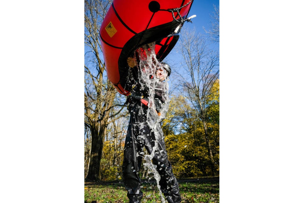 TØRRDRAKT: Når vannstanden er høy nok i Akerselva om høsten er tørrdrakt obligatorisk, spesielt om du padler uten spruttrekk. packraft akerselva