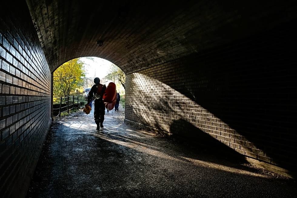 PÅ LAND: Lav vekt er blant packraftens største fortrinn. Når strykene blir sterke eller vannet for grunt, ta båten under armen og bær til det igjen er mulig å padle. Foto: Axel Munthe-Kaas Hærland packraft akerselva