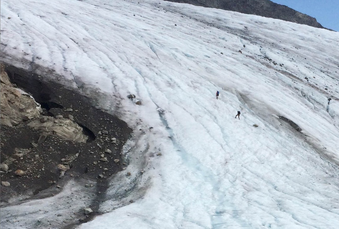 URANOSBREEN: Her ser vi eit par av dei to som kom seg opp. Foto: Ragnor Matias Bruvoll Alme 