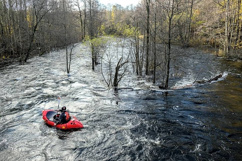 ROLIGE STRYK: På deler av Akerselva får du villmarksfølelse, selv med turstien rett i nærheten. Her fra et bredt og kjapt-flytende parti under Kjelsås Torg. Foto: Axel Munthe-Kaas Hærland Packraft akerselva