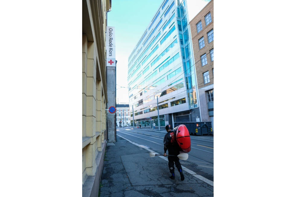 MOBIL: Med en vekt på litt under fem kilo er packraften enkel å bære gjennom Oslo sentrum. Foto: Axel Munthe-Kaas Hærland packraft