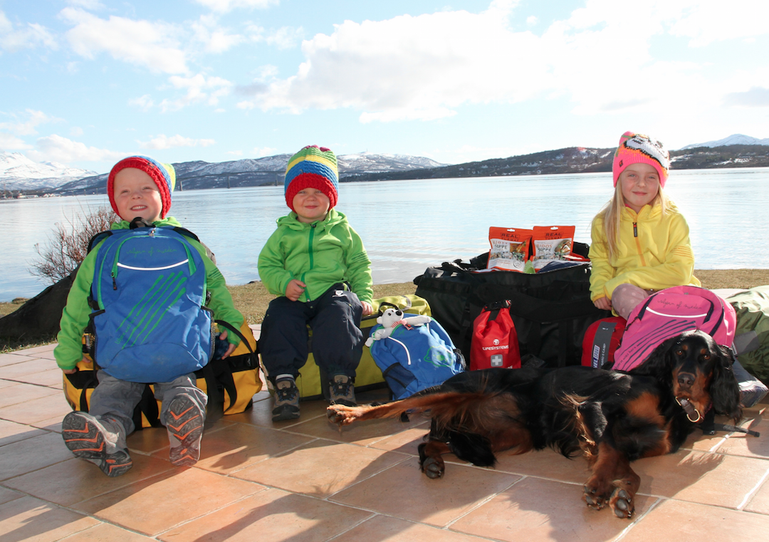 TØFFINGER: Her sitter Norah (9), Jon Andreas (5) og minstemann Jørgen (3) klare for tur! Foto: Familien Rønneberg familien rønneberg barn