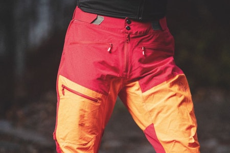 GODT SYNLIG: Norrøna Fjørå Flex kommer i flere fargealternativer - inkludert skrikende oransje og gult.  GODT SYNLIG: Norrøna Fjørå Flex kommer i flere fargealternativer - inkludert skrikende oransje og gult.