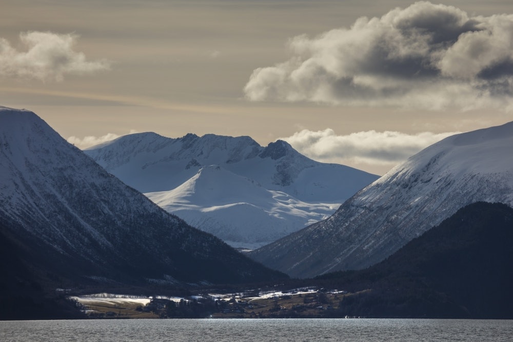 IDYLL: Omkranset av alpine tinder, stikker Hovdeneset seg ut i Romsdalsfjorden som en liten grønn oase. Foto: Matti Bernitz Pedersen IDYLL: Omkranset av alpine tinder, stikker Hovdeneset seg ut i Romsdalsfjorden som en liten grønn oase. Foto: Matti Bernitz Pedersen