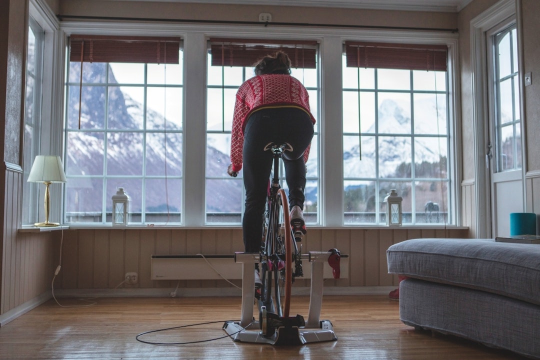 SYKKEL MED UTSIKT: Fra sykkelsetet i stua har Emelie panoramautsikt til fjellene som bare Kilian enn så lenge får opplevd på nært hold. Foto: Matti Bernitz Pedersen emilie forsberg sykler