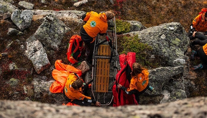 De frivillige er vant til å ferdes på ufremkommelige steder. Foto: Helly Hansen De frivillige på redningsoppdrat i Romsdalen