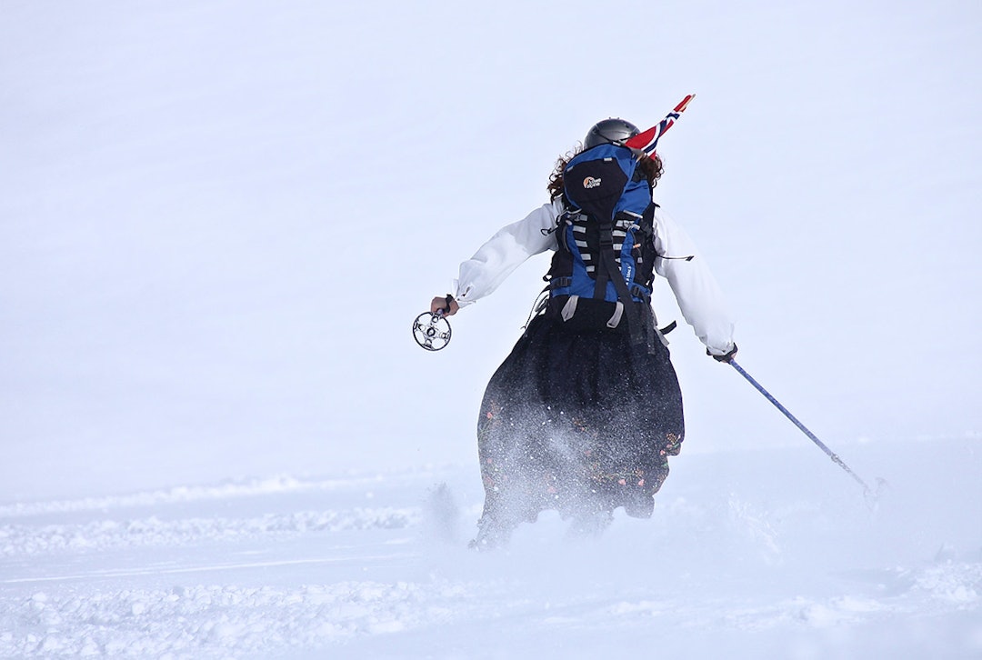 BUNAD: Har du kjørt på ski i bunad før? Det kan du gjøre under Folven Randonee Festival 13. - 17. mai. Foto: Kristin Telle. 17 mai ski