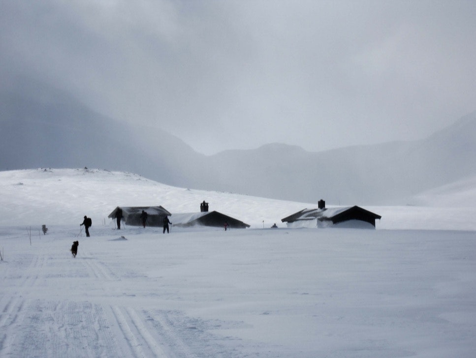 I HYTTE OG VÆR: Tyin-Filefjell ligger midt mellom Skarvheimen og Jotunheimen, midt mellom øst og vest, på over 1000 meters høyde. Det gir mye vær. På godt og vondt. La oss være ærlige og kalle dette bildet «En helt vanlig dag på Sulebu». Foto: Runar Eidslott