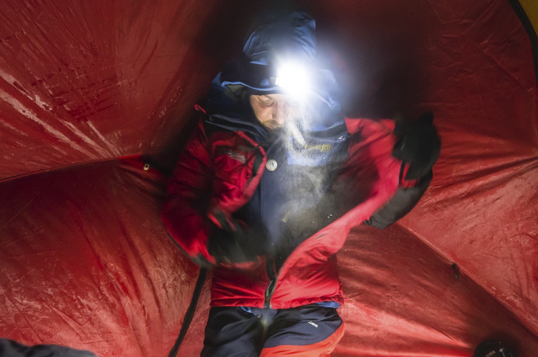 TELTLIV: Ingenting er som å komme i ly etter timer i storm og uvær. Foto: Hans Kristian Krogh-Hanssen untitled-30