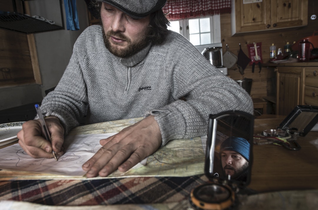 PLANLEGGING: Inne på hytta i varmen fra tyrien som koker i peisen planlegges turen over Tafjordfjella. Sverre Hjelmeland studerer kartet. Foto: Hans Kristian Krogh-Hanssen. untitled-24