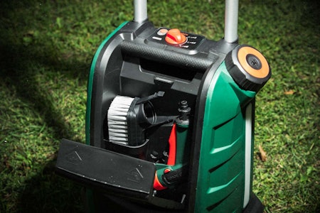 LAGERROM: Både kost og spylepistol lagres trygt i eget rom på Bosch Fontus. Vinduet på siden lar deg følge med på vannmengden LAGERROM: Både kost og spylepistol lagres trygt i eget rom på Bosch Fontus. Vinduet på siden lar deg følge med på vannmengden