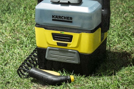 KOMPAKT: Den lille Kärcher C3 bikebox kommer levert komplett med spyler, børste, såpespray og mikrofiberklut. Med vanntank på fire liter må du vaske raskt og effektivt, men det går. KOMPAKT: Den lille Kärcher C3 bikebox kommer levert komplett med spyler, børste, såpespray og mikrofiberklut. Med vanntank på fire liter må du vaske raskt og effektivt, men det går.