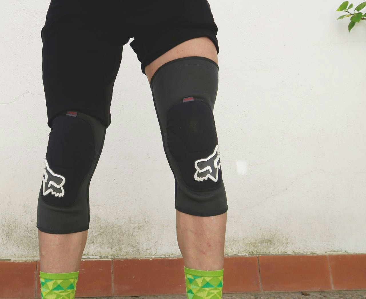 TEST AV FOX KNEBESKYTTERE: Fox sine knebeskyttere til sykling er myke og komfortable på, men beskytter en del dårligere mot harde slag enn beskyttere med viskoelastisk skum. test fox knebeskyttere sykling