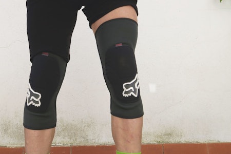 TEST AV FOX KNEBESKYTTERE: Fox sine knebeskyttere til sykling er myke og komfortable på, men beskytter en del dårligere mot harde slag enn beskyttere med viskoelastisk skum.  test fox knebeskyttere sykling