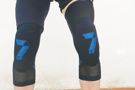 TEST AV SEVEN KNEBESKYTTERE: Seven Transition går godt oppunder shortsen og stikker lite ut på sidene.  test knebeskyttere sykling seven transition